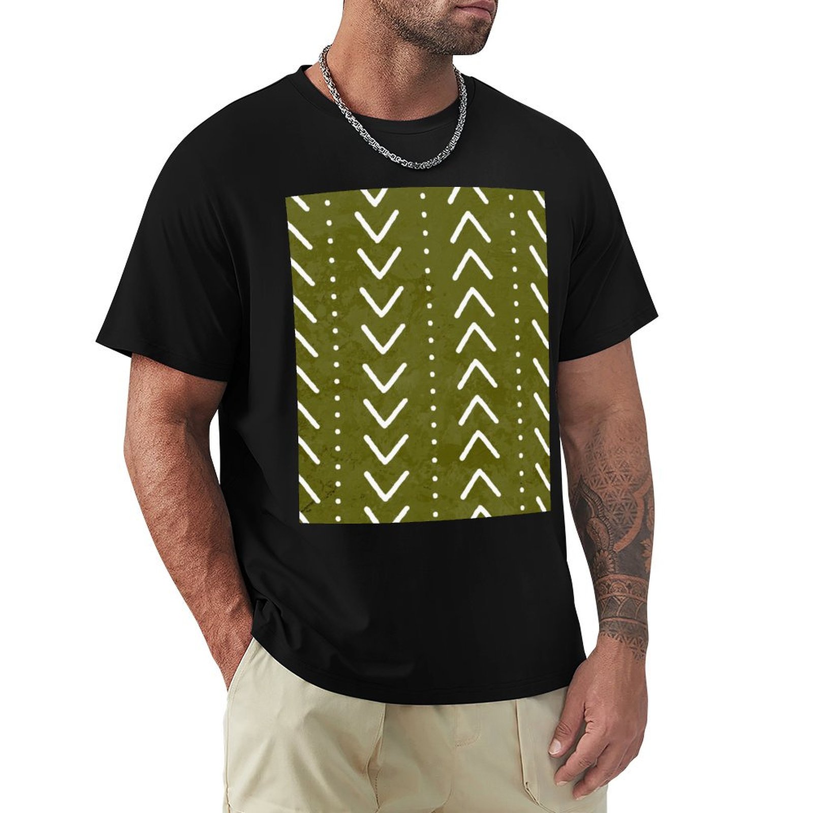Mudcloth Print Top - เสื้อยืดลายลูกศรผ้ามัดคลอธสีเขียวมะกอก ไซส์ใหญ่ เสื้อยืดผ้าฝ้ายพื้นฐาน