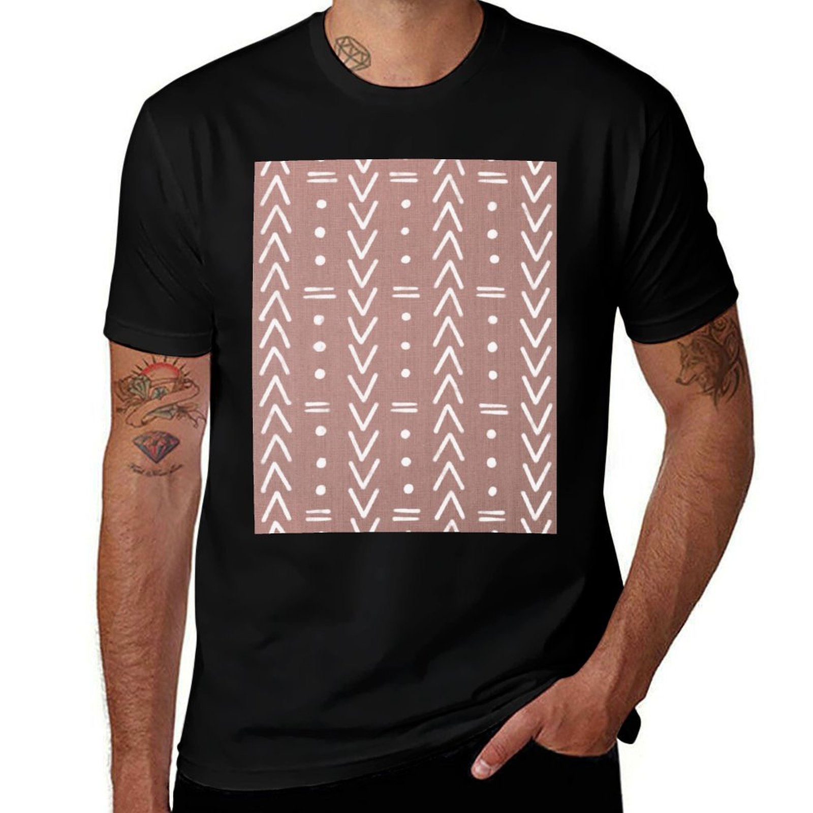 Mudcloth Print Top - เสื้อยืดลายกราฟิกสำหรับผู้ชาย ลายผ้ามัดคลอธสีขาวลายเรขาคณิตในโทนสีชมพูอ่อน