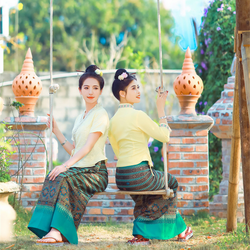 Thai Silk Blouse - เสื้อผ้าไทยไดสีเหลืองอ่อนสําหรับเทศกาลสาดน้ํายูนนาน Xishuangbanna แบบดั้งเดิมฤดูร้อนไดเครื่องแต่งกายเสื้อ + กระโปรง